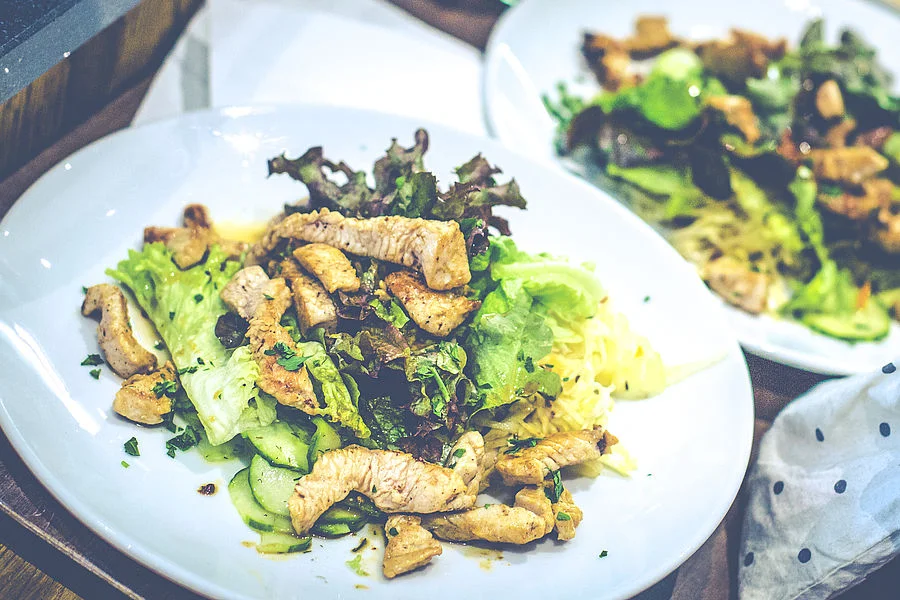 Salat mit gegrillen Putenstreifen - Mahlzeit!