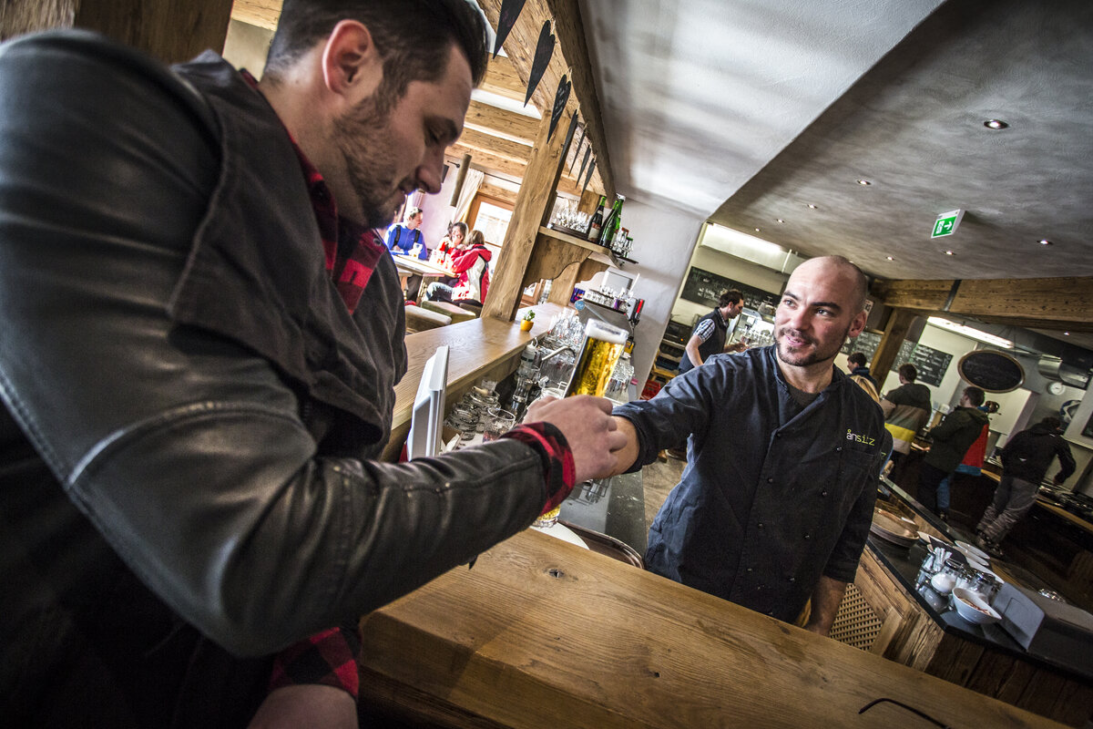 Hüttenwirt Sepp sagt Prost!