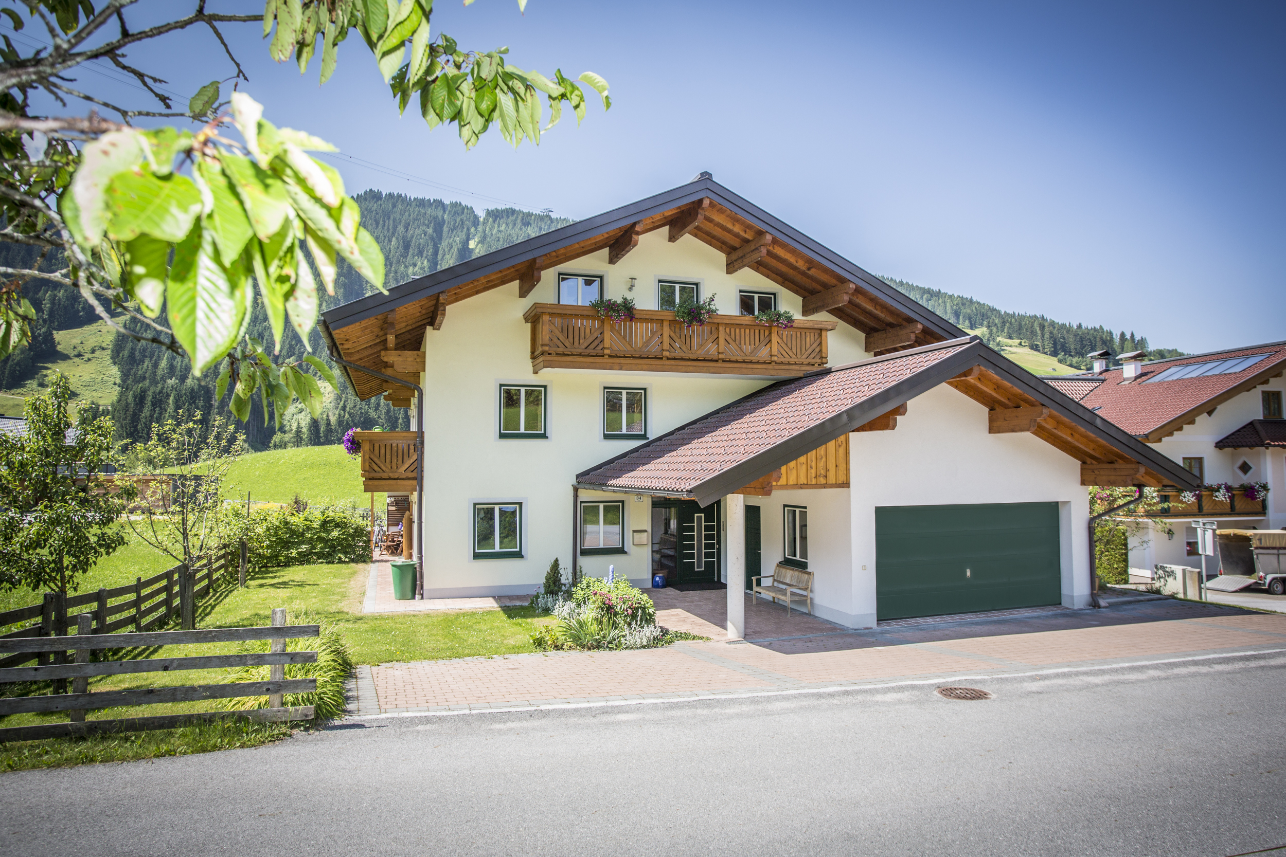 Free parking spaces in front of and below the house