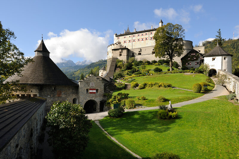 Burg Hohenwerfen mit der Falkner Wiese